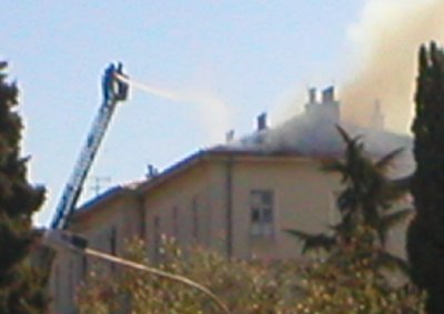 Vatrogasci vodenim topovima gase krov zgrade